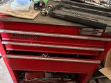 une boîte à outils rouge sur laquelle se trouvent de nombreux outils