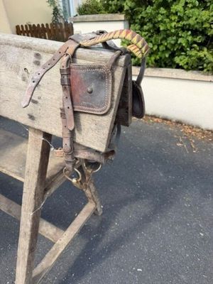 un banc en bois sur lequel est posé un sac en cuir
