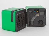 une image représentant une radio verte posée sur une surface blanche