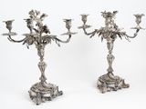 paire de candélabres anciens en métal argenté avec fleurs et feuilles
