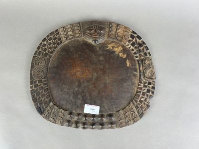 un gros plan d'une plaque métallique posée sur une surface blanche