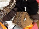 une pile de vêtements posée sur une table