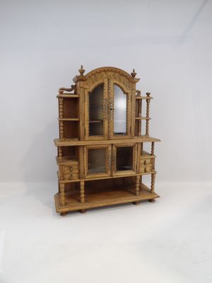 une petite étagère en bois surmontée d'un miroir