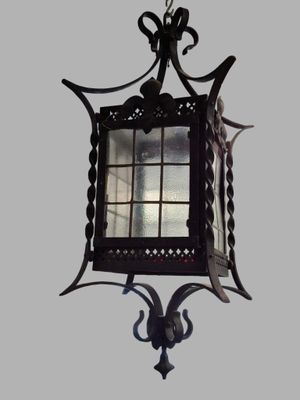 une lampe à lumière noire suspendue au plafond d'une pièce