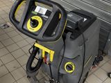 une machine posée sur le sol de la pièce