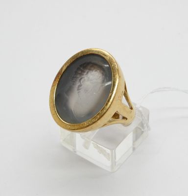 l'image d'une bague en or sur laquelle figure la photo d'une femme