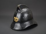 un gros plan d'un casque orné d'un emblème doré