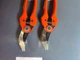 deux paires de pinces orange exposées dans un magasin
