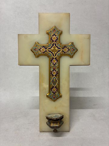 Bénitier-crucifix mural, plaque en onyx ornée d'une croix en méta