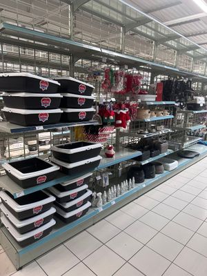 de nombreux plateaux et plats sur les étagères du magasin