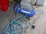 une photo d'une pièce où l'on voit plusieurs tuyaux et une machine