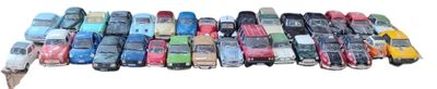 tout un tas de skateboards de différentes couleurs alignés sur une table