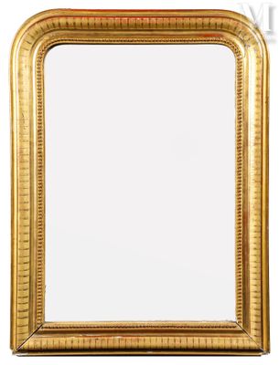 un miroir encadré d'or sur un mur blanc avec un fond blanc