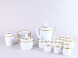 un service à thé blanc et or avec tasses et soucoupes
