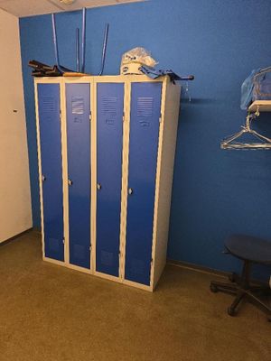 un casier bleu et blanc dans une pièce aux murs bleus