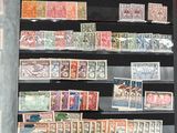 de nombreux timbres différents exposés dans une vitrine