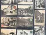 une photo en noir et blanc représentant un tas de vieilles cartes postales