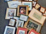 une pile de photos encadrées posées par terre dans un salon