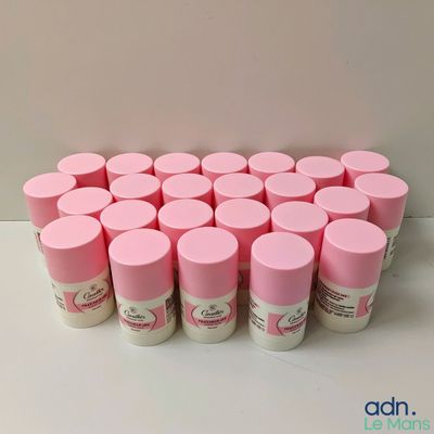 plusieurs paquets de rouge à lèvres roses posés sur une table blanche
