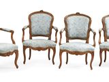 quatre chaises avec un revêtement bleu, un revêtement bleu, un revêtement bleu, un revêtement bleu, un revêtement bleu, un revêtement bleu, un revêtement bleu, un revêtement bleu