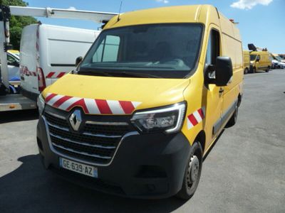 une camionnette jaune garée dans un parking