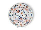 une image représentant une assiette bleue et blanche ornée de fleurs et d'oiseaux