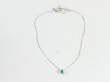 collier en argent orné d'une pierre verte sur fond blanc