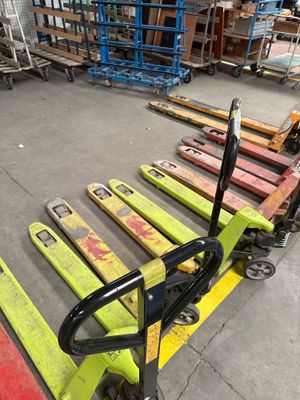 de nombreuses palettes alignées dans un entrepôt