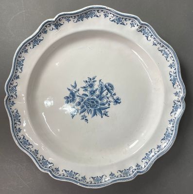 Gros plan sur une assiette bleue et blanche ornée de fleurs