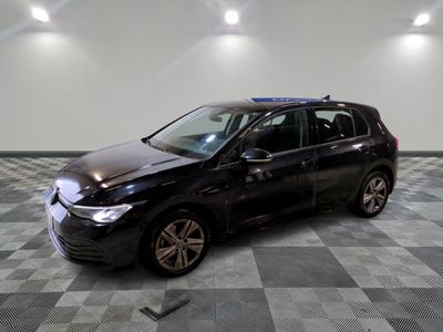 la photo d'une voiture noire garée dans un garage