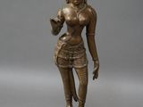statue en bronze représentant une femme tenant une fleur, posée sur un socle