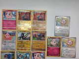 Il y a beaucoup de cartes Pokémon accrochées au mur dans cette pièce.
