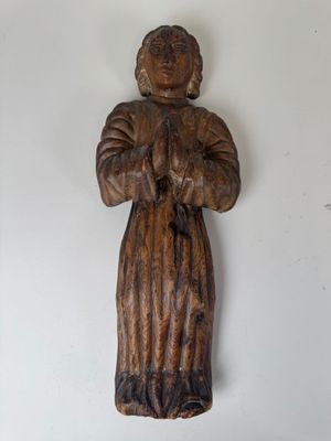 statue en bois d'une femme tenant un bébé dans ses bras