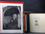 deux livres posés l'un à côté de l'autre sur une table