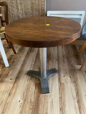 une table et des chaises en bois dans une pièce avec un parquet