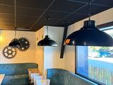 une photo d'un restaurant avec un canapé et une table