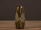 un vase en verre posé sur une table en bois