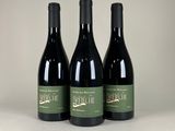 trois bouteilles de vin posées sur une table