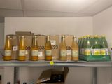 beaucoup de bouteilles et de boîtes sur une étagère