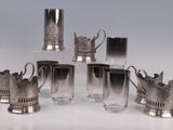 six tasses en métal argenté ornées de couronnes, posées sur un fond blanc