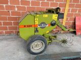 une voiture verte garée au bord de la rue