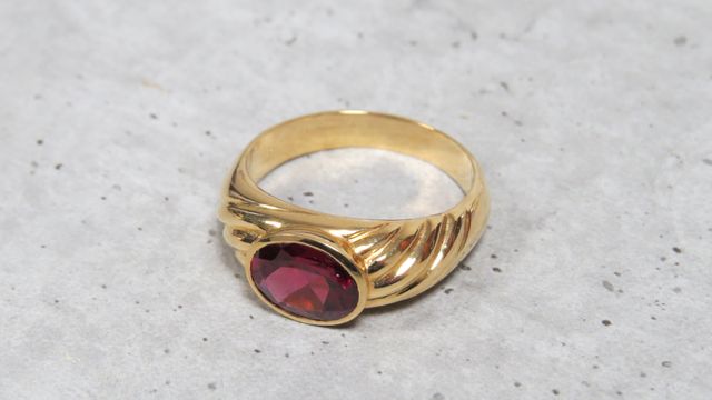 Bague en or jaune 750 millièmes ornée au centre d'un grenat de fo...
