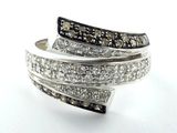 une image représentant une bague sertie de diamants noirs et blancs sur fond blanc