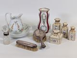 un grand nombre d'objets posés sur une table