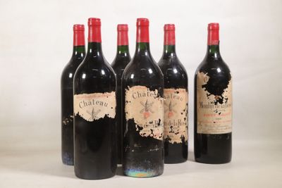 quatre bouteilles de vin sont alignées sur une table