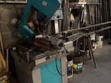 une machine qui se trouve à l'intérieur d'un bâtiment