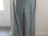 une image représentant un mannequin vêtu d'un pantalon bleu