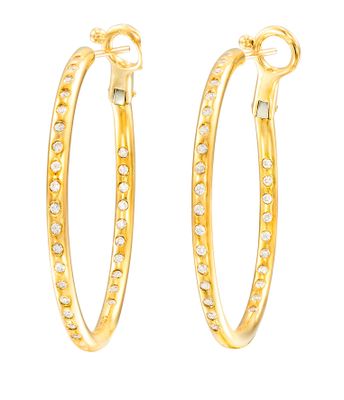 une paire de boucles d'oreilles créoles en or jaune serties de diamants