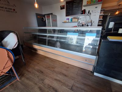 des tables et des chaises dans un restaurant doté d'une vitrine en verre