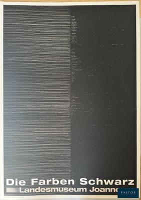 une photo en noir et blanc d'un tableau accroché au mur
